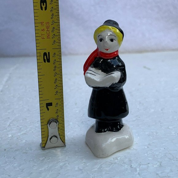 Dept 56 - Carolers - Woman Singing, Loose Figurine - Snow Village From 1979 - Picture 7 of 8
